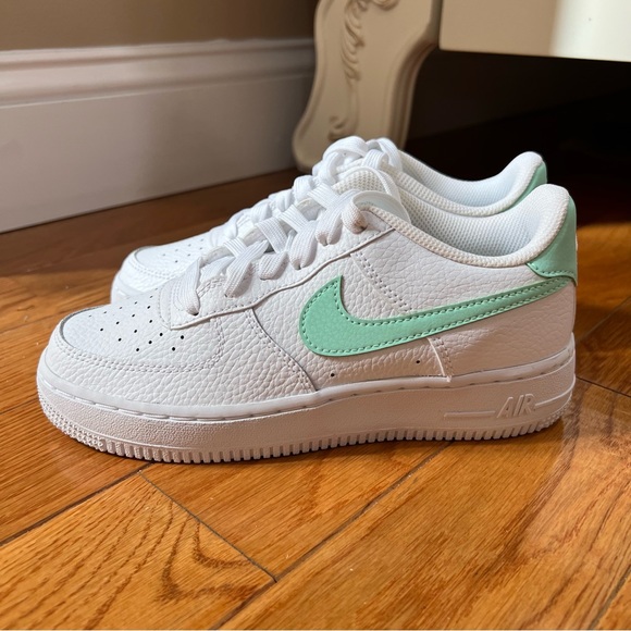 Nike Air Force 1 GS - Picture 2 of 4